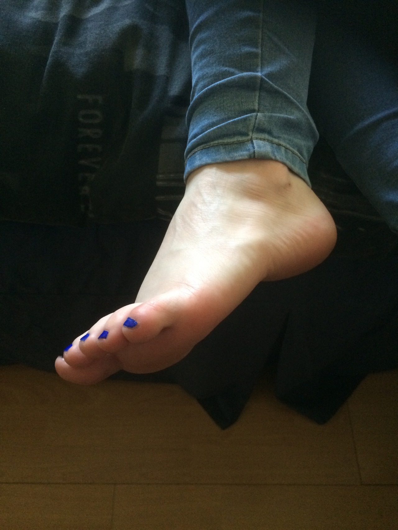 sole-bro69:  ellessexyfeet:  Feet spam:)  Foot porn