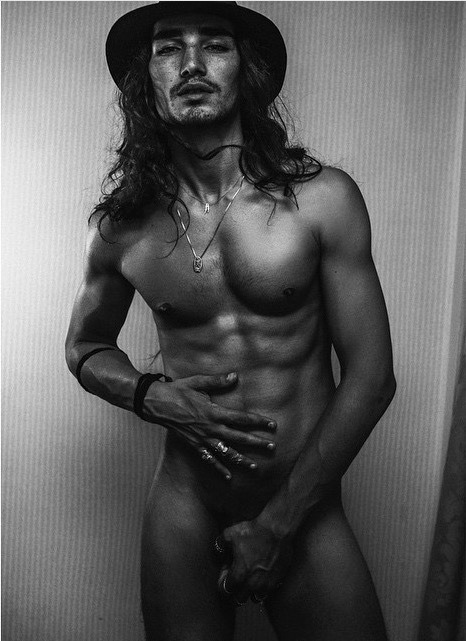 heliobeltranio:  tabloidheat101:Willy Cartier O HOMEM MAIS BONITO DO MUNDO 