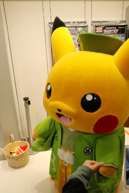 【ポケモン】ピカチュウ、和服姿2019年3月撮影“Pikachu“ Pokemon, Japan.