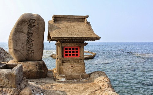 todayintokyo:Small ocean shrine off the coast of Niigata
