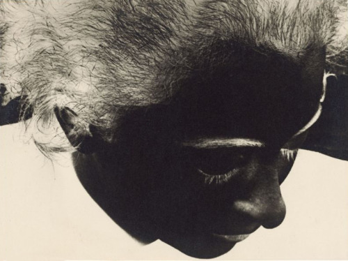 les-sources-du-nil: Gertrud Arndt (1903-2000) Wera Meyer-Waldeck, Negative Portrait, Dessau, 1930 