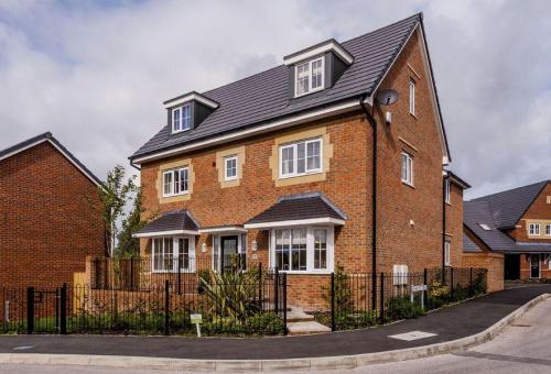 simplplan: Stratford by Barratt HomesHouse Type: DetachedBedrooms: 5Bathrooms:2En Suites: 2