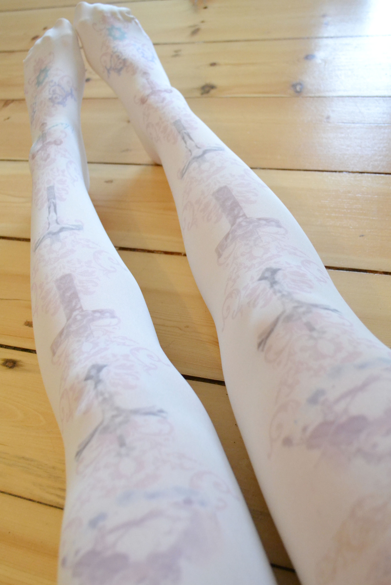 make-a-wish-in-tokyo:  Did a small review on those lovely tights from hipsterspace!