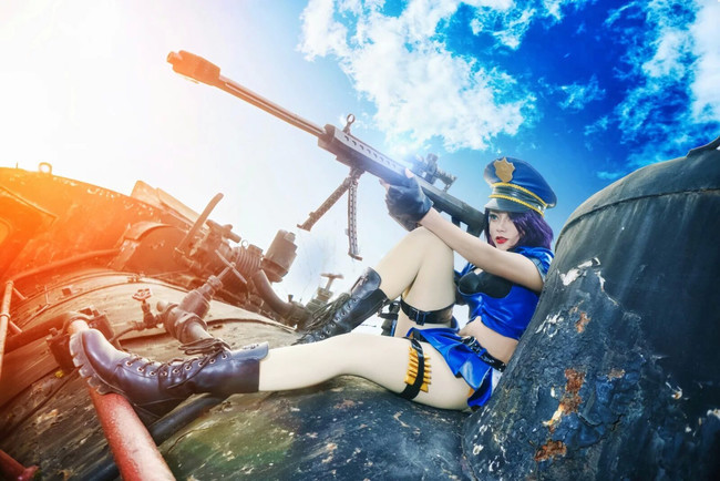 league-of-legends-sexy-girls:  Caitlyn Cosplay