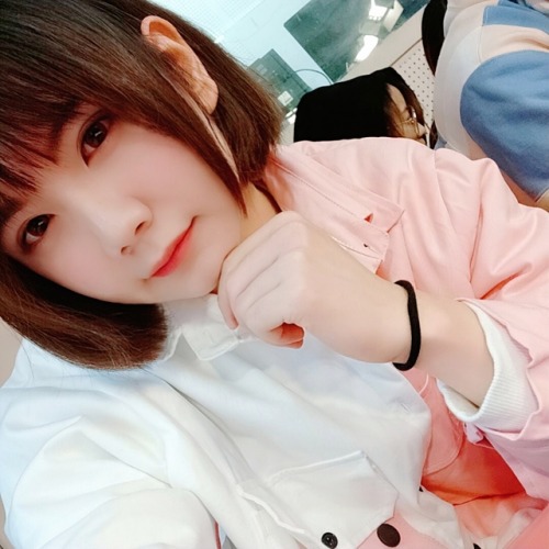 gemelos-eri: 好久都没有发自拍了 天气冷了，我也要冬眠了嘻嘻 【上课划水ing】 I haven’t seen myself for a long time. It&rsquo