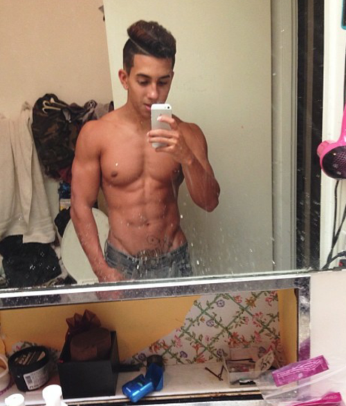 bbbgxoxo:  dem-kane-tho:  oahu braddah is damn finePart 1  I’d take you and your 2 friends lol what like action cuzz ;)!!!