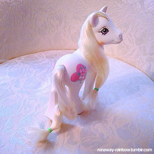 runaway-rainbow: Bridal Beauty! She’s pure white! So many of the other ponies I saw were in te