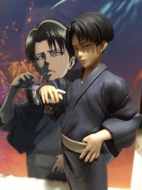 Preview of the figure version of LAWSON’s yukata-clad Levi! (Source 1, 2)The puzzle piece-like ground hints that there will be more to come!ETA: The other half is Eren!