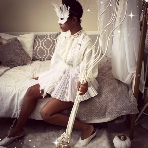 What’s your costume??? . This white witch costume came together with a DIY’d broom and p