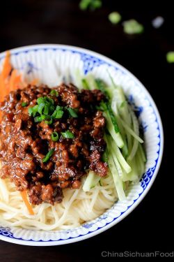 intensefoodcravings:  Zha Jiang Mian—Minced