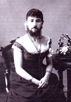 Femme à barbe