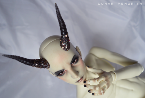 Dollshe Saint (old version ) & Soom Migma HornsFace up by Lunar PendrithClick on the images for 