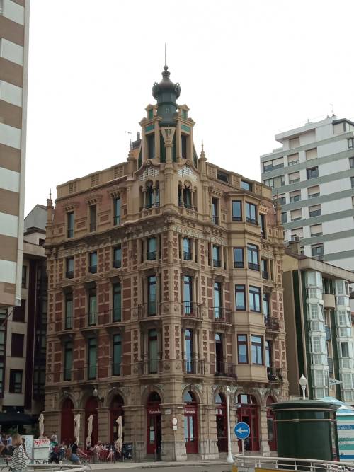 evilbuildingsblog:  This bulilding in Gijón, Spain gives me creepy vives