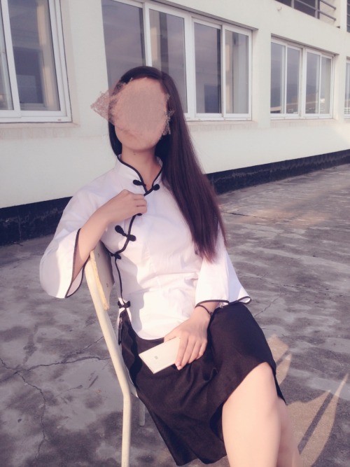 ganodermabitch: 遲到的福利，老圖系列。那天女友正好有校慶表演排練。在排練前先在教室裏來一發。排練的時候可是騷穴裏夾著剛射的精液又蹦又跳的。 短腿妹都耐操，问题是你没发大屁股