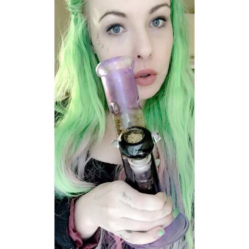 Now back to cones and kick ass! Please come follow my Twitter = BbyDollOfficial 💚 Tweet me 📲📲📲  #tweetme #twitter #greenhairdontcare #dermals #tattoos #stonerbabe #weedstagram #bong #420girls