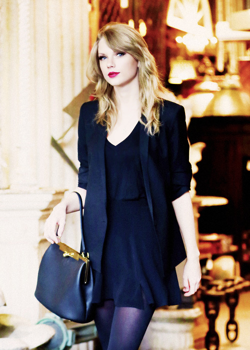 tayllorswifts:Taylor Swift shopping at an antique shop on January 22 in Los Angeles.