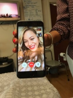 thebeyhive: Beyoncé facetiming with Ebony, a fan with a rare cancer disease whose last wish was to see Beyoncé.   They made that happen!! That&rsquo;s incredible