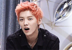 wooshua:  Luhan’s Reaction to Seohyun Playing Mini Piano on Starking 
