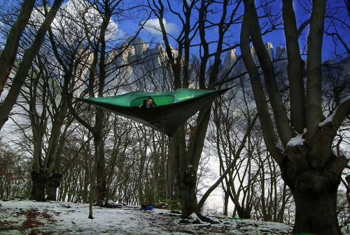ddemonicc:  awkwardsituationist:  tensile stingray tents are made to be suspended over frozen, waterlogged, uneven or sloping ground, but can also be pitched like a conventional tent.   Gimmieeeee  this is scary
