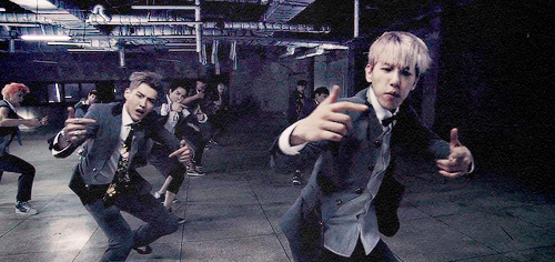 baekhyu-n:  similar moves in mama & growl 
