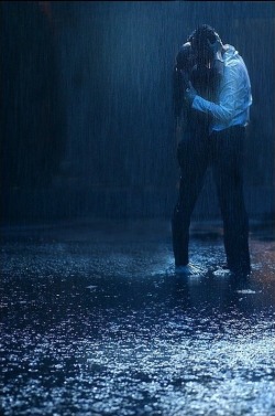 submissiveinclination:  queenycharm:     Kiss me in the rain…  зацеловал бы..