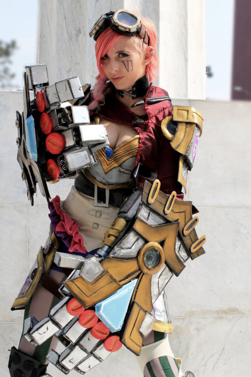 league-of-legends-sexy-girls:  Vi Cosplay