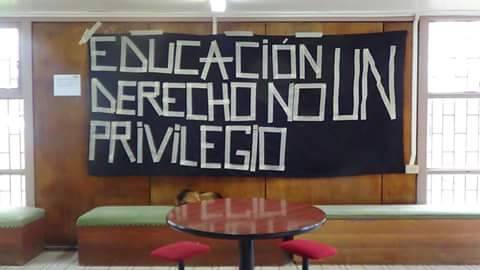 thechileanweon:  thepowerofahug:  “La educación es un derecho, no un privilegio”