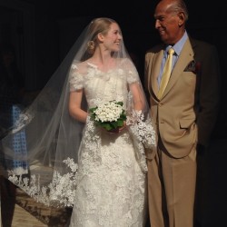 weddinginspirasi:  Lisa Love, West Coast Director Vogue in a beautiful wedding dress designed by the late Oscar de la Renta, Via Lisa Love’s Instagram
