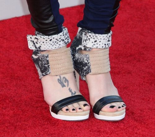 feet-paradise:Skylar Grey singer girl perfect toes and feet