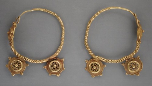 byronofrochdale:Pair of Gold EarringsEastern Mediterranean, Roman, 4th century A.D.