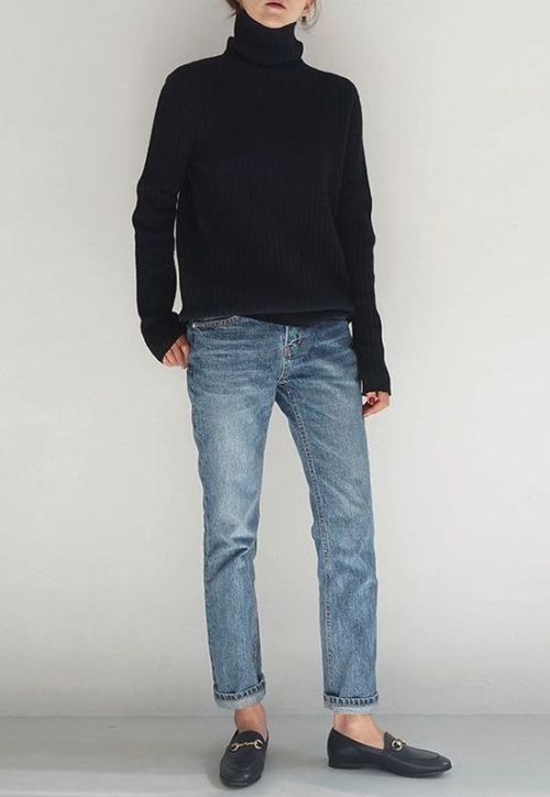 ✓ Black Sweater✓ Basic Straight Leg Jeans✓ Black Loafer