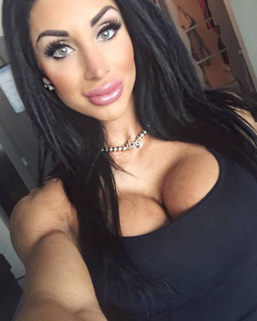 bimbobarbieplasticfuckdolls:Cum-Tsrget PerfectionFalsche Wimpern, falsche Lippen, falsche Titten - n