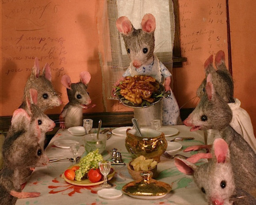 mouseshouses: Happy Thanksgiving!  Time for roast walnut!