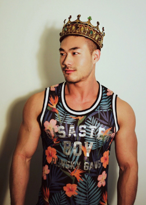 allasianguys:  ©言武Ray with his Dolce & Gabbana crown.