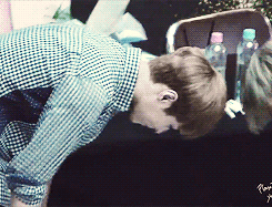 jonginnies:  the way Yixing bows to the fans tho lol 