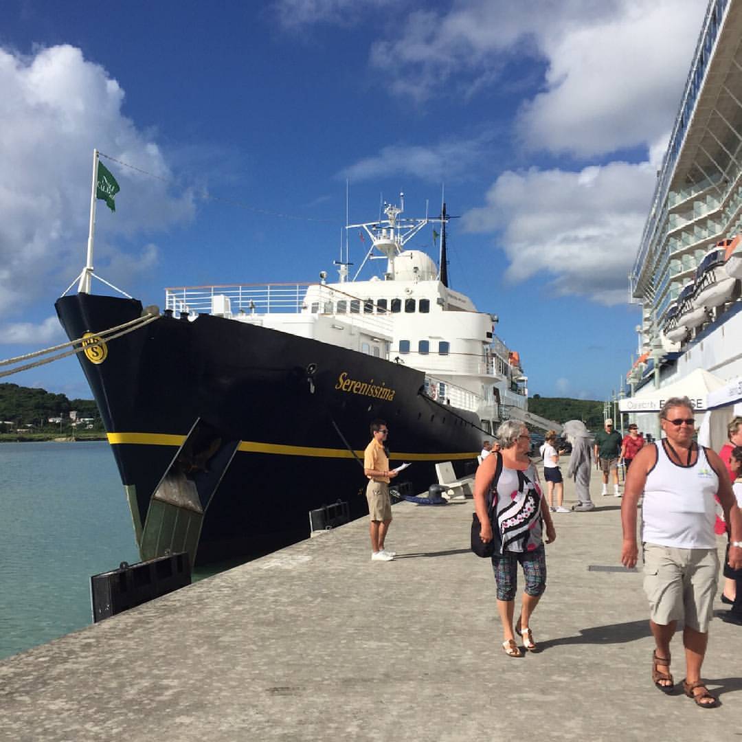 #msserenissima and #celebrityeclipse yesterday in #antigua 😍Image by our guest #blogger Cinzia Marchisio 😊#crazycruises #crociere #crociera #havingfun #cruiselife #cruiseship #cruising #cruise #bloggers #cruisebloggers #traveling #picofthedays #f4f...