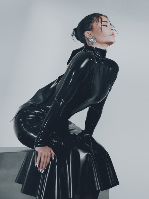 Model: Kylie Jenner Photo: Greg Swales Vogue Hong Kong / August 2020