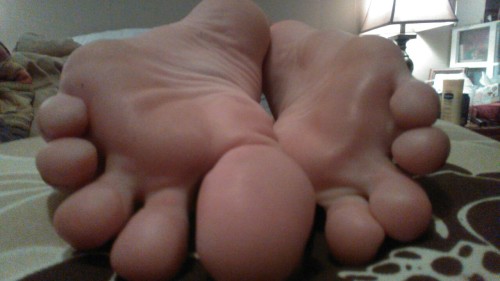 prettylittletoes94:  Request by scott4gm :) Soles close up