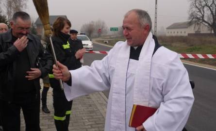 Polish priest blessing “an important road” in the Radom county. Dąbrówka Połężna, 2012.