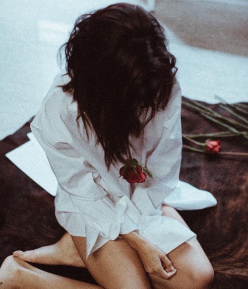perfectsselena:  Selena & Roses  Shot adult photos