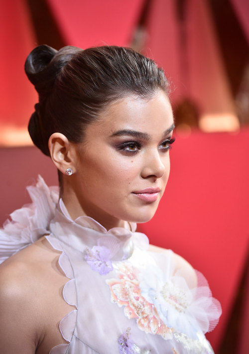 Hailee Steinfeld &ndash; 2017 OscarsElaborate Bun Ruling over all