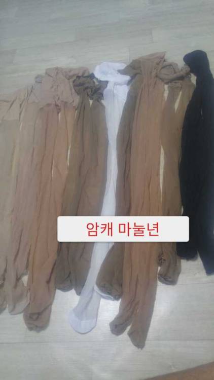 암캐 마눌년ㅎㅎ최근 1달간 신다 버린스타킹입니다ㅎㅎ어제 버릴려구 모아 놨네요ㅎㅎㅎ팬티한장까지 들어가있네요 혹시 팬티에 딴 놈 정액이라도 묻어서 버리는구나 생각했는데 ㅂㅈ찌릉내 만 