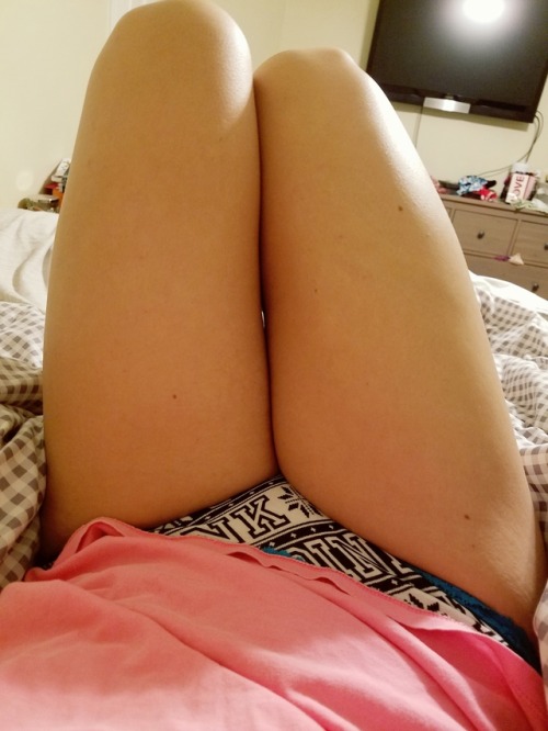 littleswolemaid:  this little flower wants to play ❤