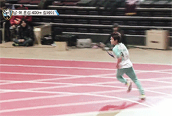 myeongsushi:  Hoya runs backwardly to the finish line after seeing the gap between