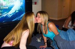 Sexy-Drunk-Girls-Kissing