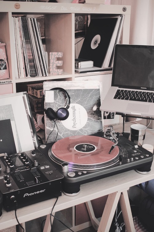 isthisyourpsychedelicrevolution:  mommy what’s a record? 
