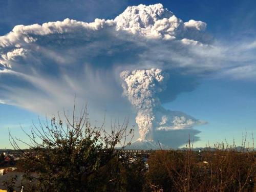 revistanarujodo:  Calbuco’s Volcano eruption 22 abril 2015 , Chile