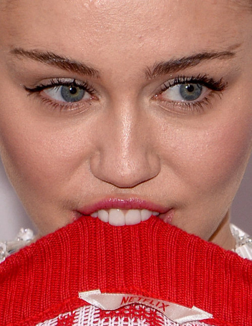 celebritycloseup:miley cyrus