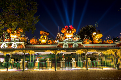 jam-ortiz:Disneyland Park entrance decorated with pumpkins and formed into characters for the Hallow