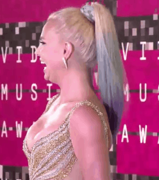 white-teeth-tom:  Britney Spears attends the 2015 VMAs. 